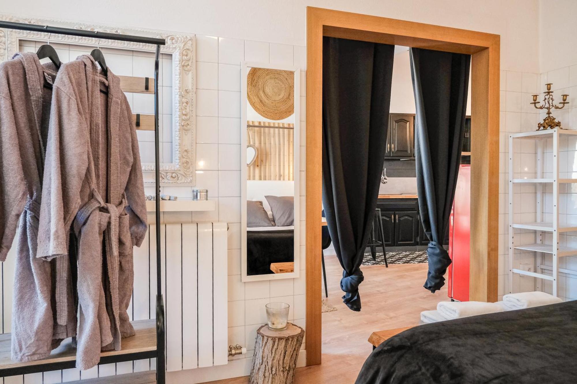 Cal Capo Alojamiento Con Jacuzzi Apartment Besalu Ngoại thất bức ảnh